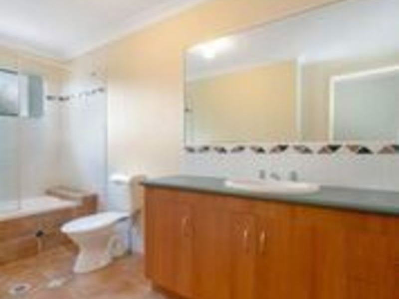 Well Appointed Townhouse in Gated 8
