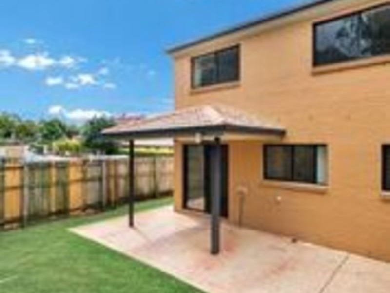 Well Appointed Townhouse in Gated 10
