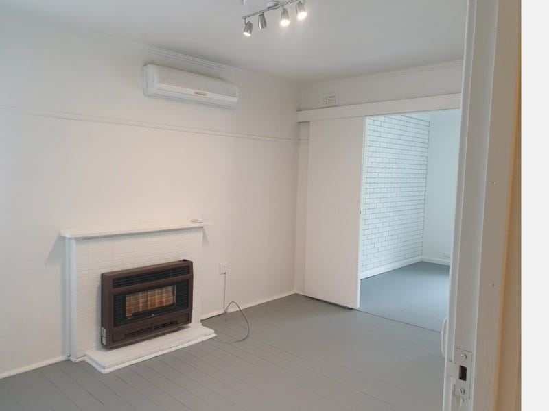 Spacious, freshly painted and pet 4
