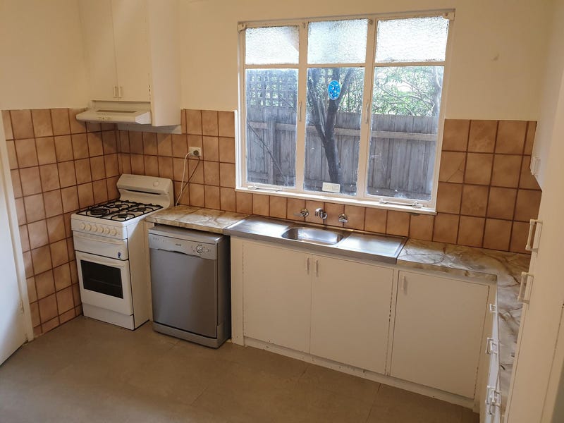 Spacious, freshly painted and pet 5