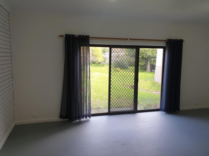 Spacious, freshly painted and pet 7