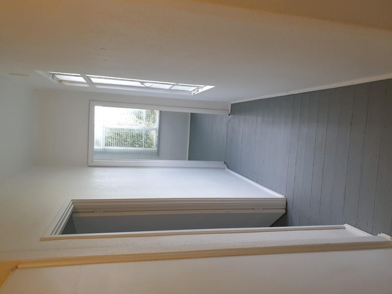 Spacious, freshly painted and pet 8