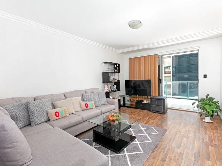 Two huge rooms in modern Dee Why apartment opposite the shops and close to the beach!