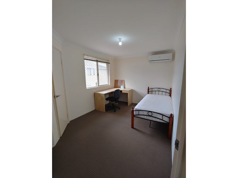 BIG ROOM FOR RENT IN 3