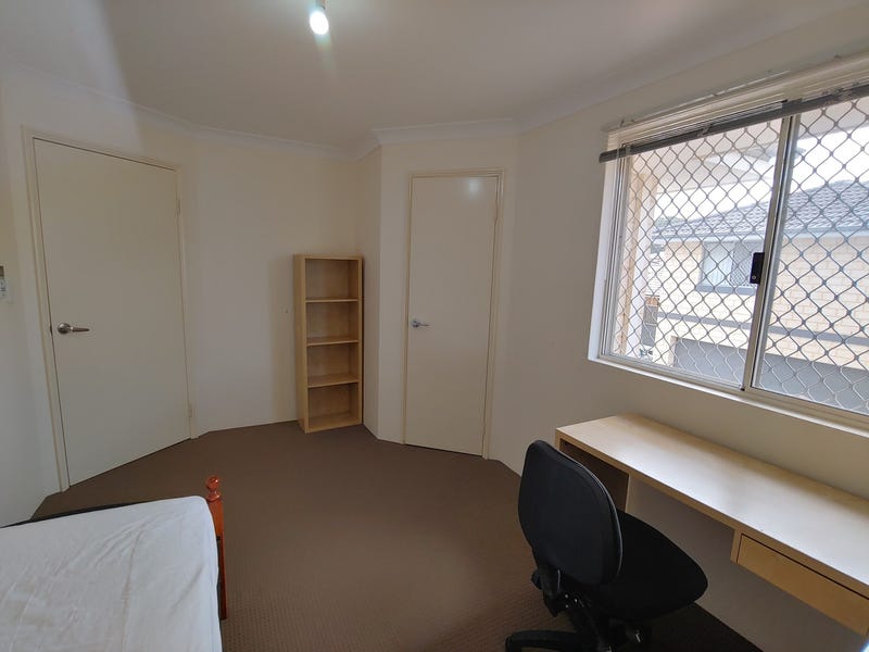 BIG ROOM FOR RENT IN 4