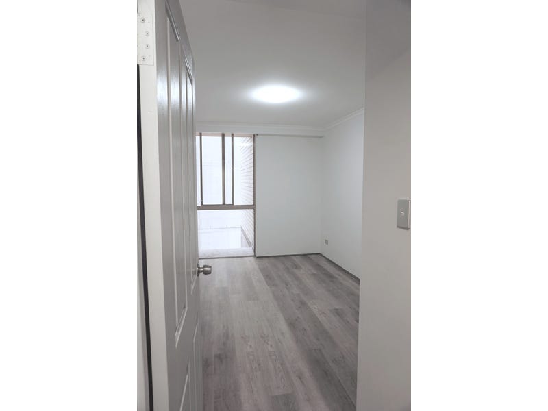 Large just renovated security apartment 6
