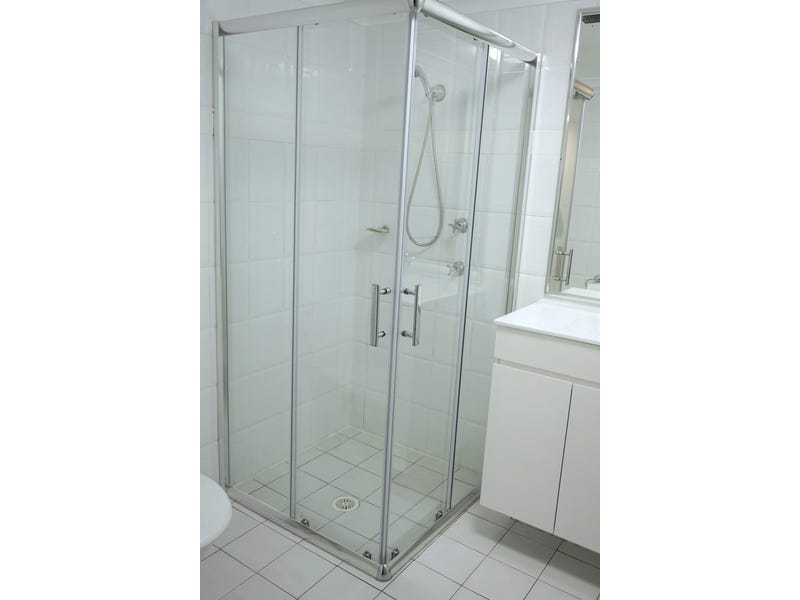 Large just renovated security apartment 10