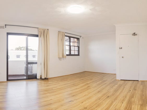 2 BR UNIT IN KINGSFORD SUNNY SPACIOUS