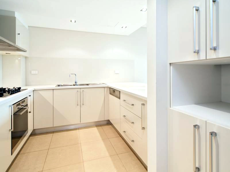 Spacious Executive Apartment near Lindfield Station/Shops with Leafy Outlooks!