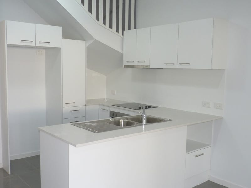 Beautiful townhouse, close to all 2