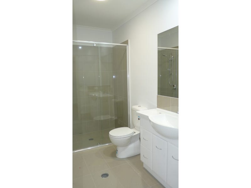 Beautiful townhouse, close to all 5