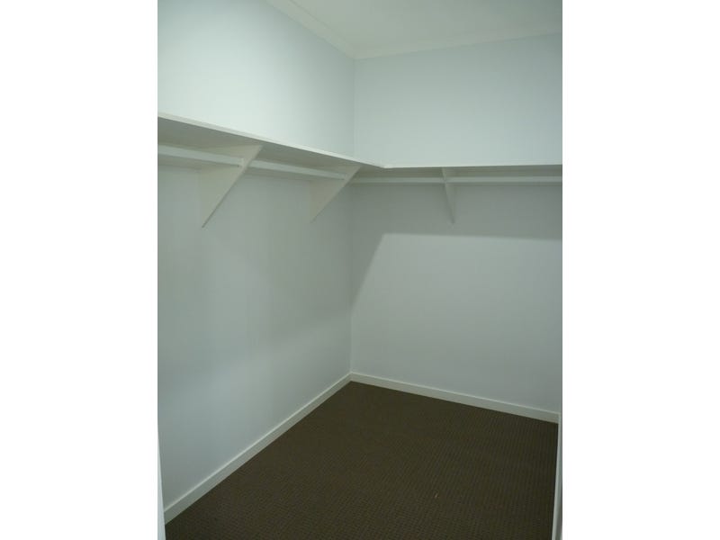 Beautiful townhouse, close to all 6