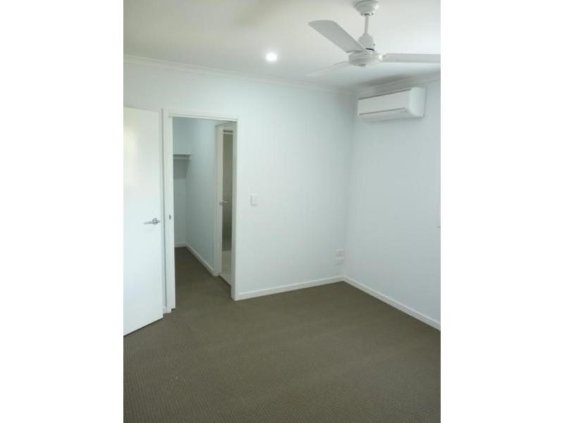 Beautiful townhouse, close to all 8