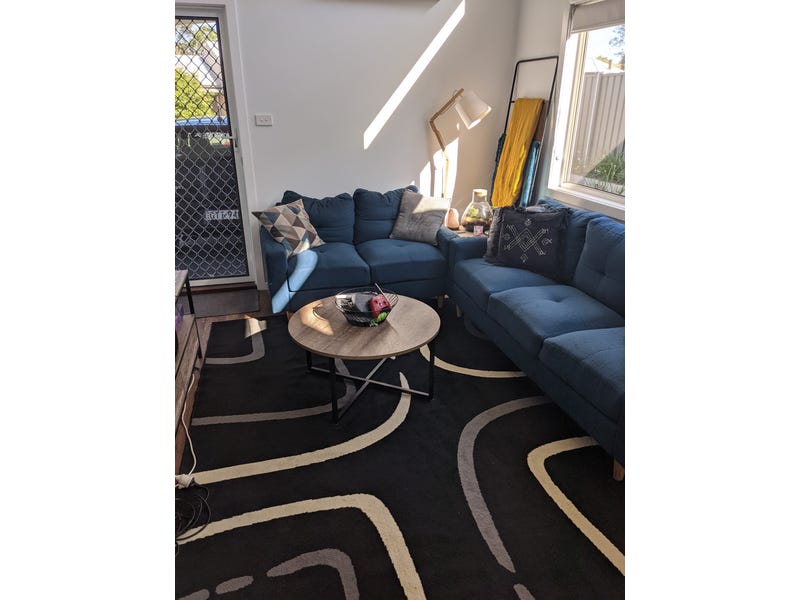 Almost new, cute cottage in 6