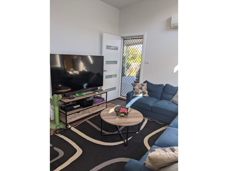 Almost new, cute cottage in 7