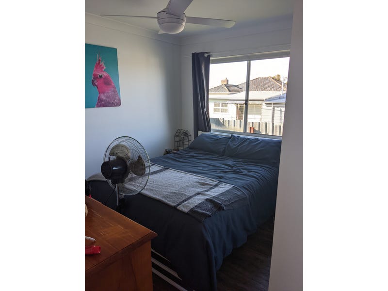Almost new, cute cottage in 10