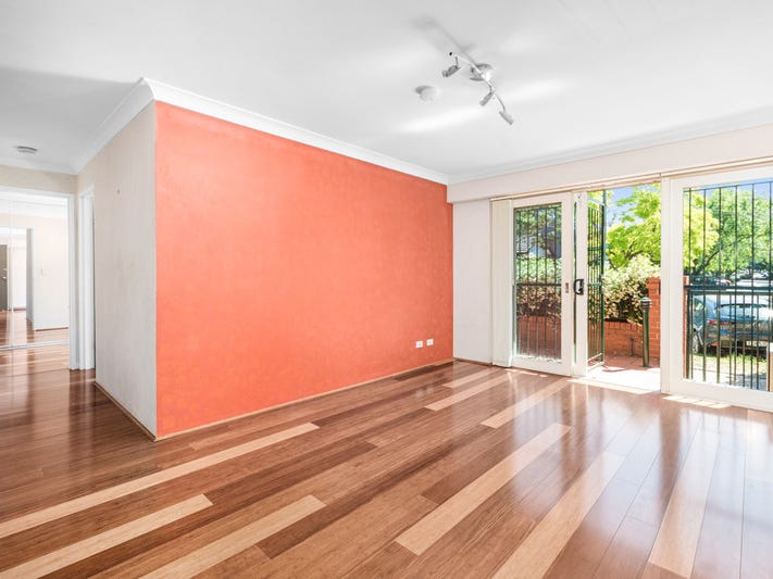 Renovated 2 bedroom apartment with sun-lit courtyard