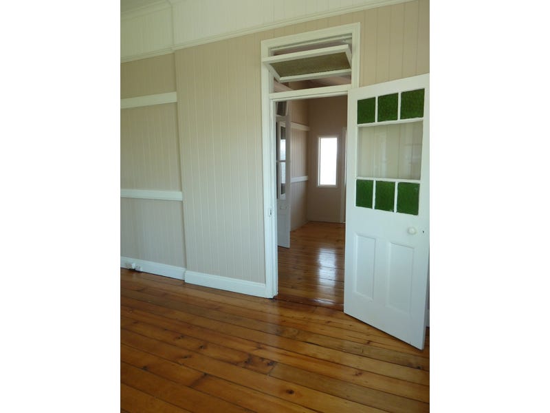 Light and Airy Queenslander Home 7