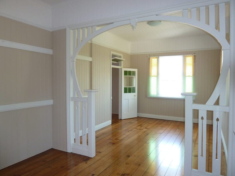 Light and Airy Queenslander Home 8