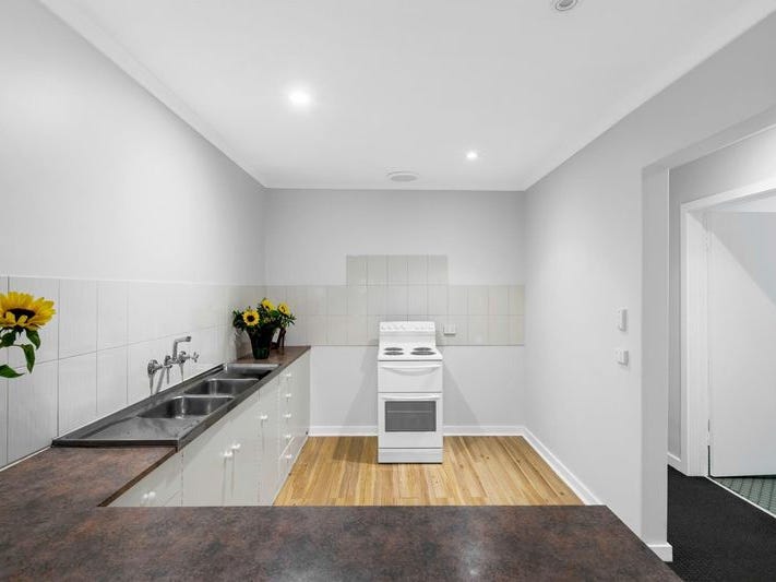 Well presented spacious duplex North 6