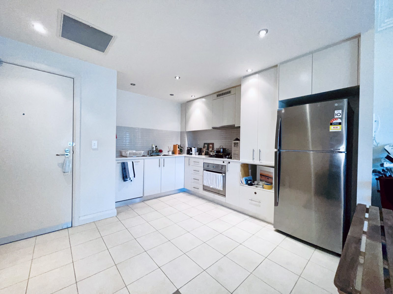 Bright and Large 1 Bedroom with the Ultra Convenience!