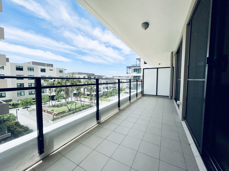 Bright and Large 1 Bedroom 2