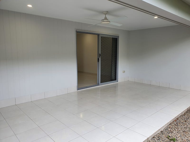 Beautiful townhouse, close to all 2