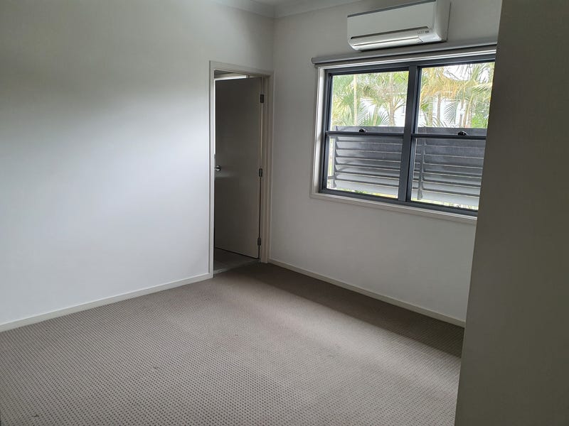 Beautiful townhouse, close to all 3