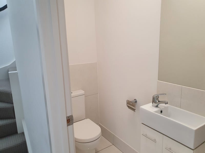 Beautiful townhouse, close to all 8