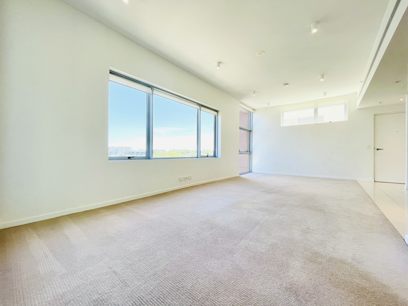 DEPOSIT TAKEN! Bright and Large Executive Apartment on High-Floor with District and City Views!!