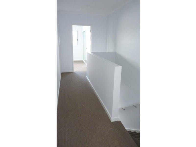 Beautiful townhouse, close to all 7