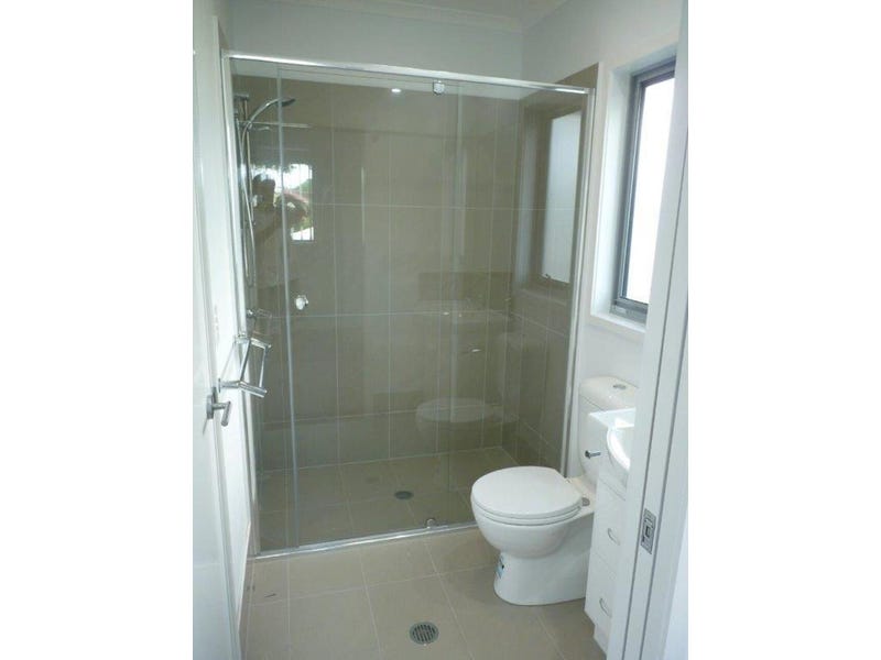 Beautiful townhouse, close to all 8
