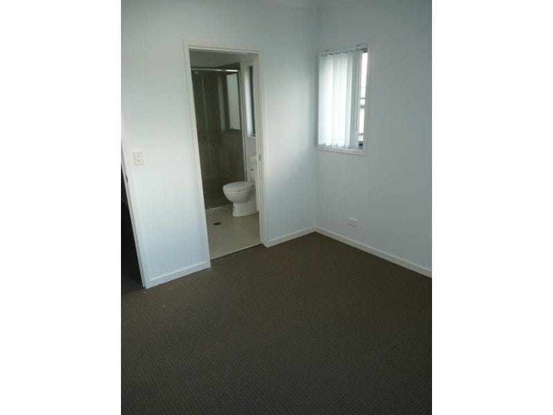 Beautiful townhouse, close to all 10