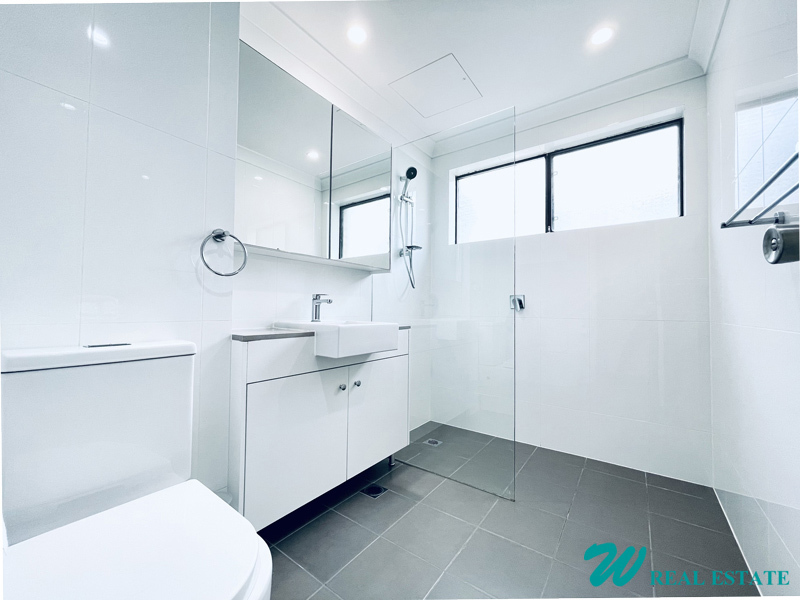 Renovated, Gorgeous and Bright Apartment 3