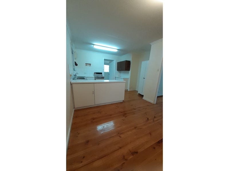 24 Diana Crescent 6