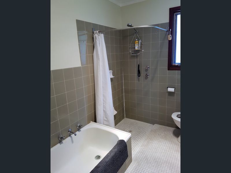 24 Diana Crescent 8