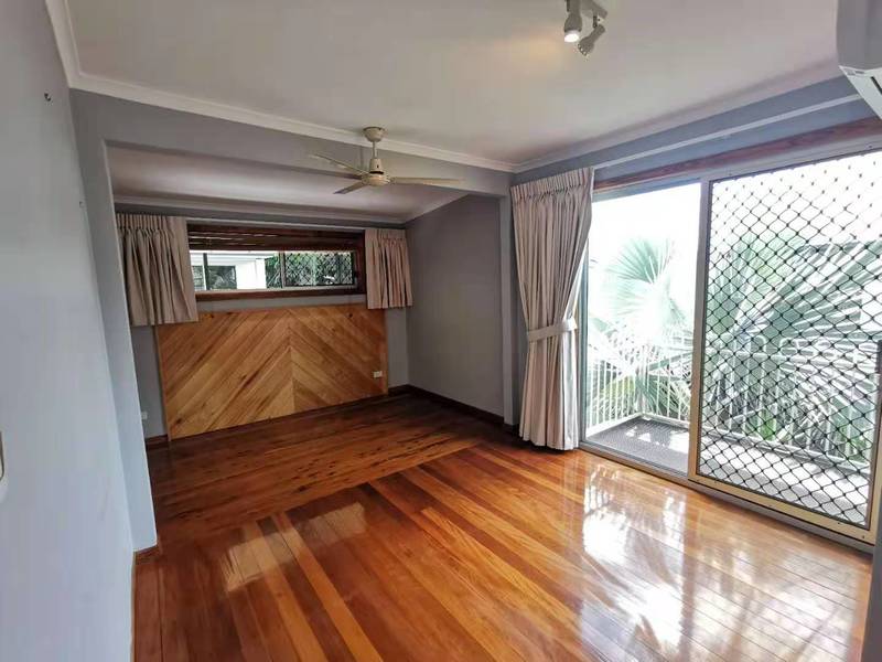 Renovated house close to light 10