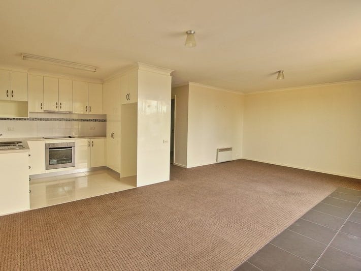 Beautiful unit in quiet complex.