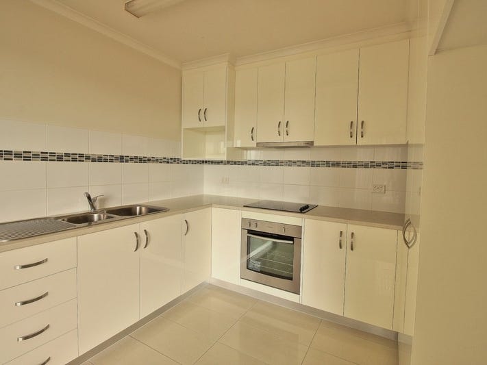Beautiful unit in quiet complex. 3