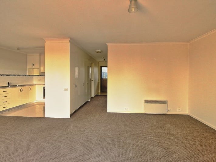 Beautiful unit in quiet complex. 4