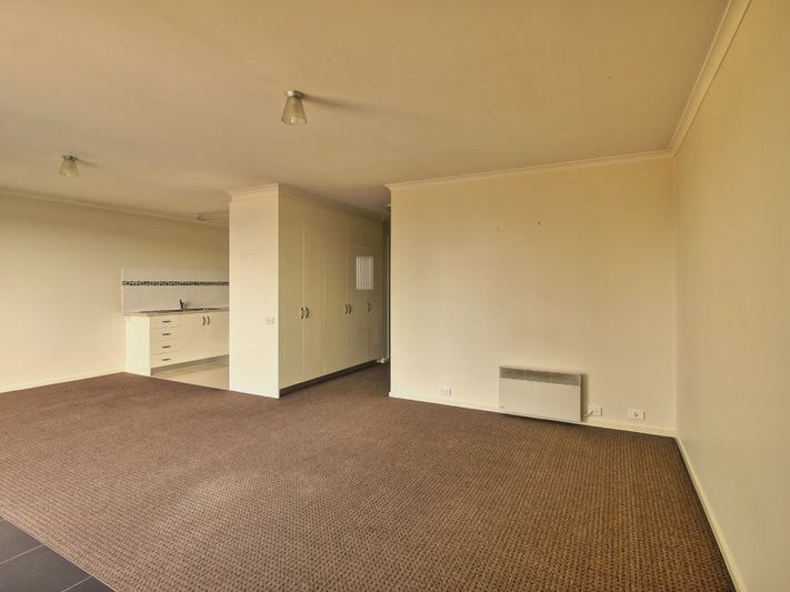 Beautiful unit in quiet complex. 5