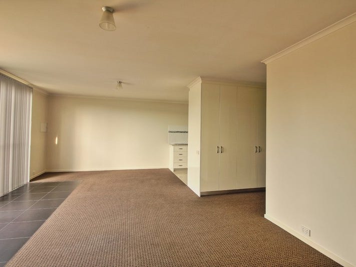 Beautiful unit in quiet complex. 6