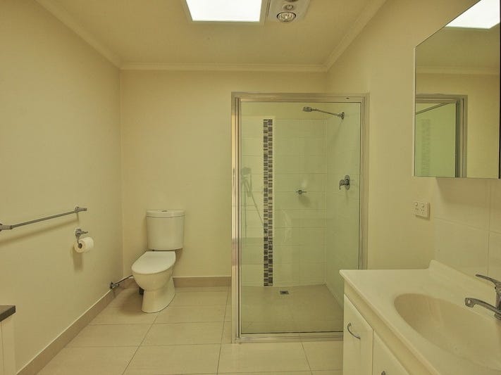 Beautiful unit in quiet complex. 7