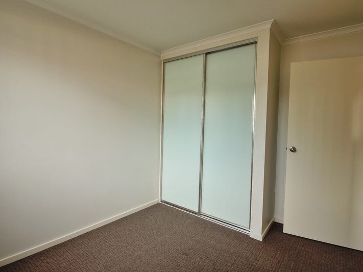 Beautiful unit in quiet complex. 8