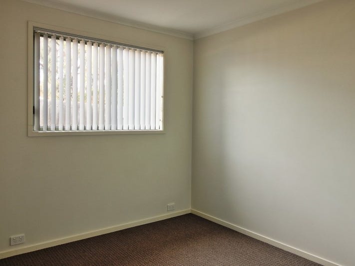 Beautiful unit in quiet complex. 9