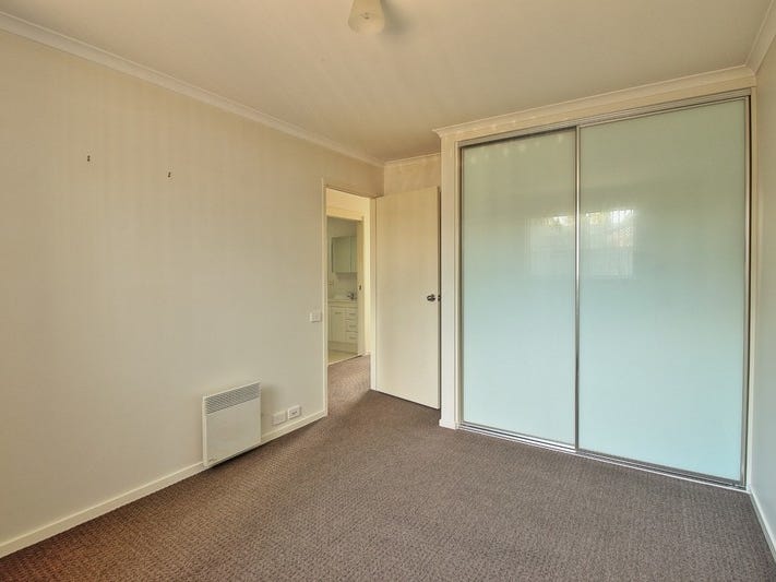 Beautiful unit in quiet complex. 10