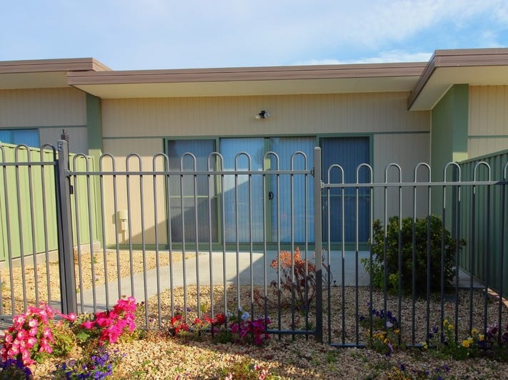 Beautiful unit in quiet complex. 11