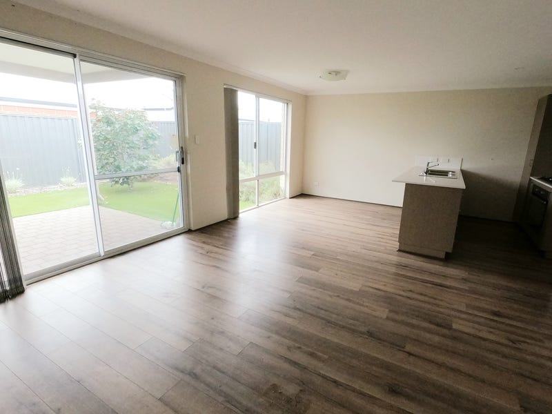 Convenient great location Aveley 4