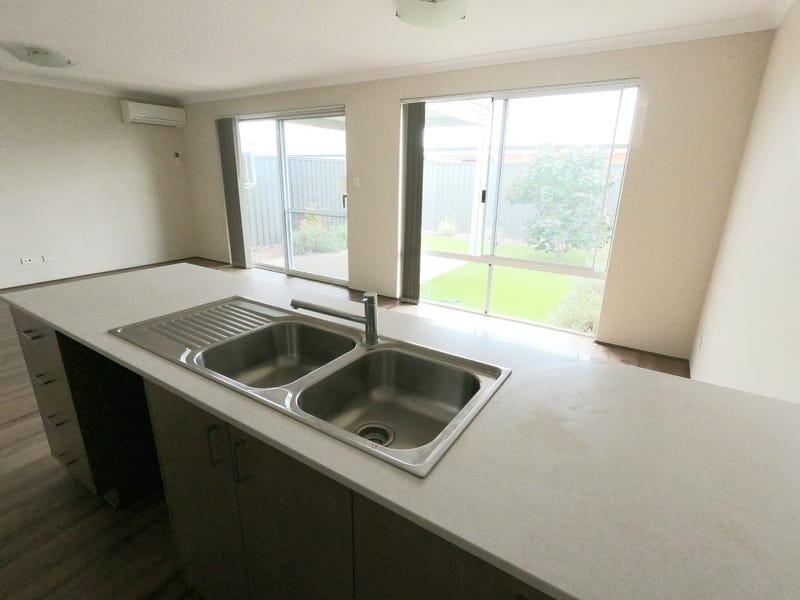 Convenient great location Aveley 13