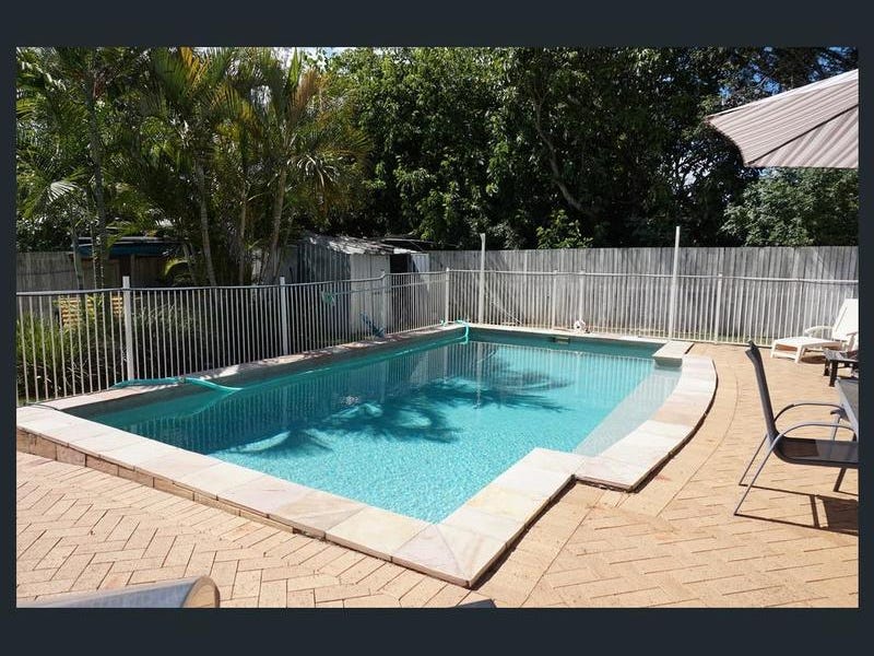 Family Home with Pool 12